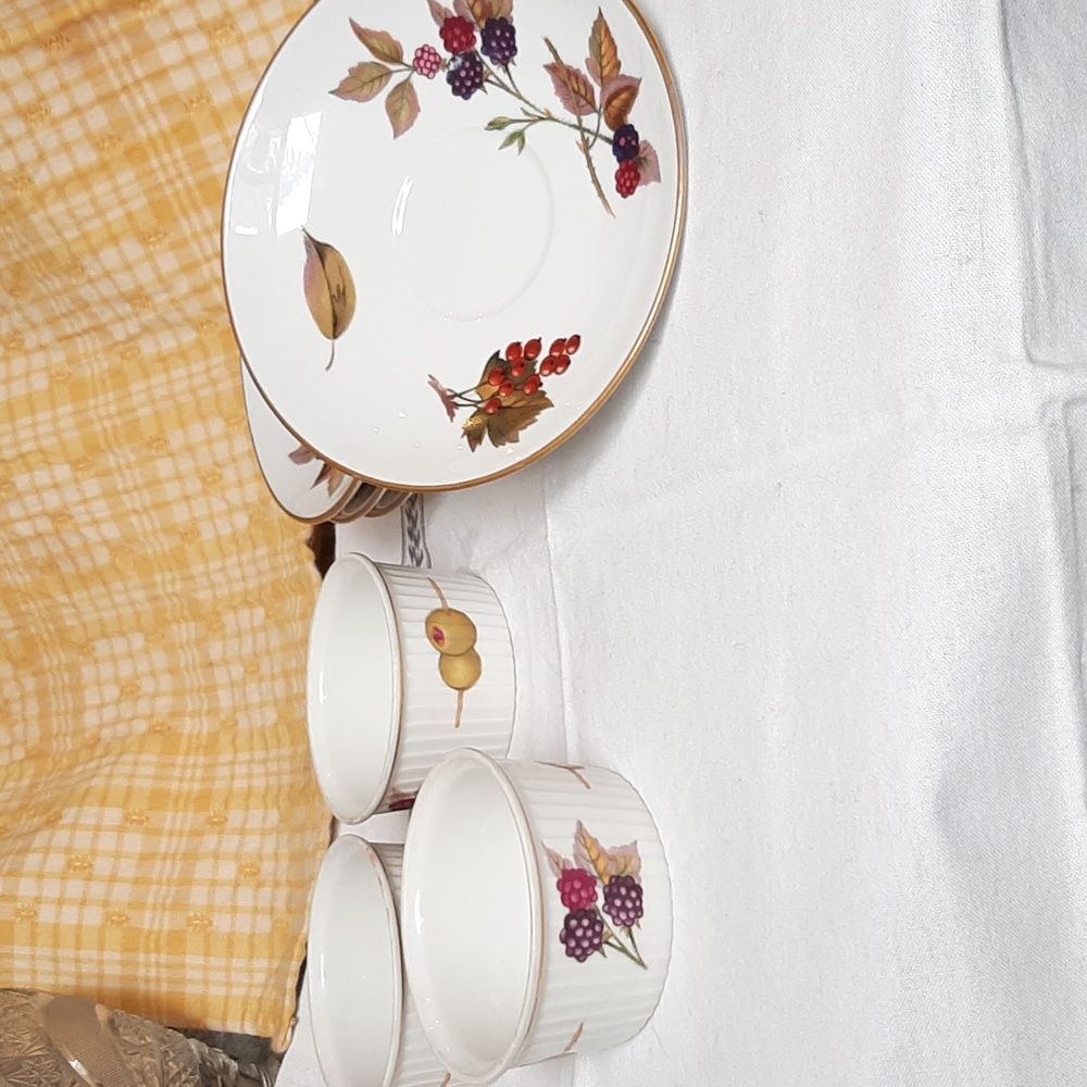 Royal WORCESTER 3 ramikins 4 Saucers Olives Berries